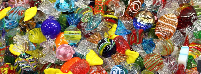 Hoe wordt Murano glas gekleurd?